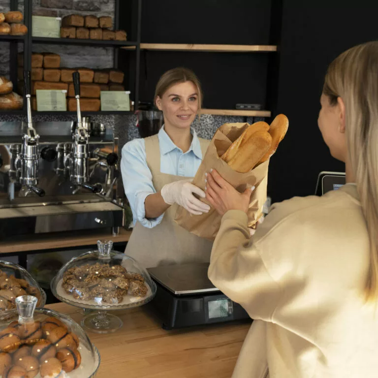 coup moyen femme travaillant dans boulangerie scaled e1706720211470 768x768 2 jpg